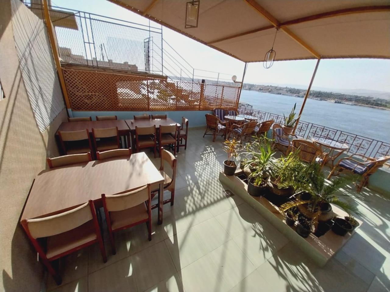 Merry Land Hotel & Roof Top Nile Restaurant Luxor Exterior photo