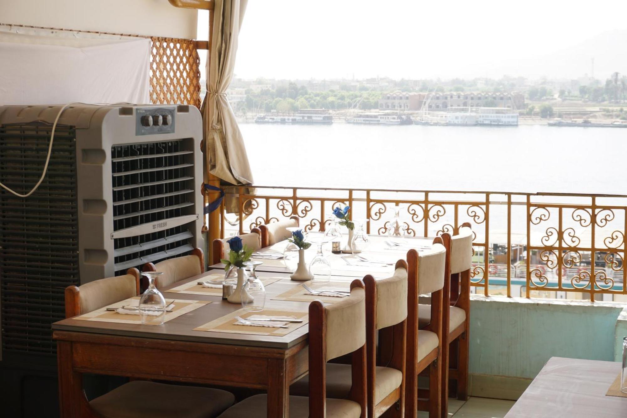Merry Land Hotel & Roof Top Nile Restaurant Luxor Exterior photo