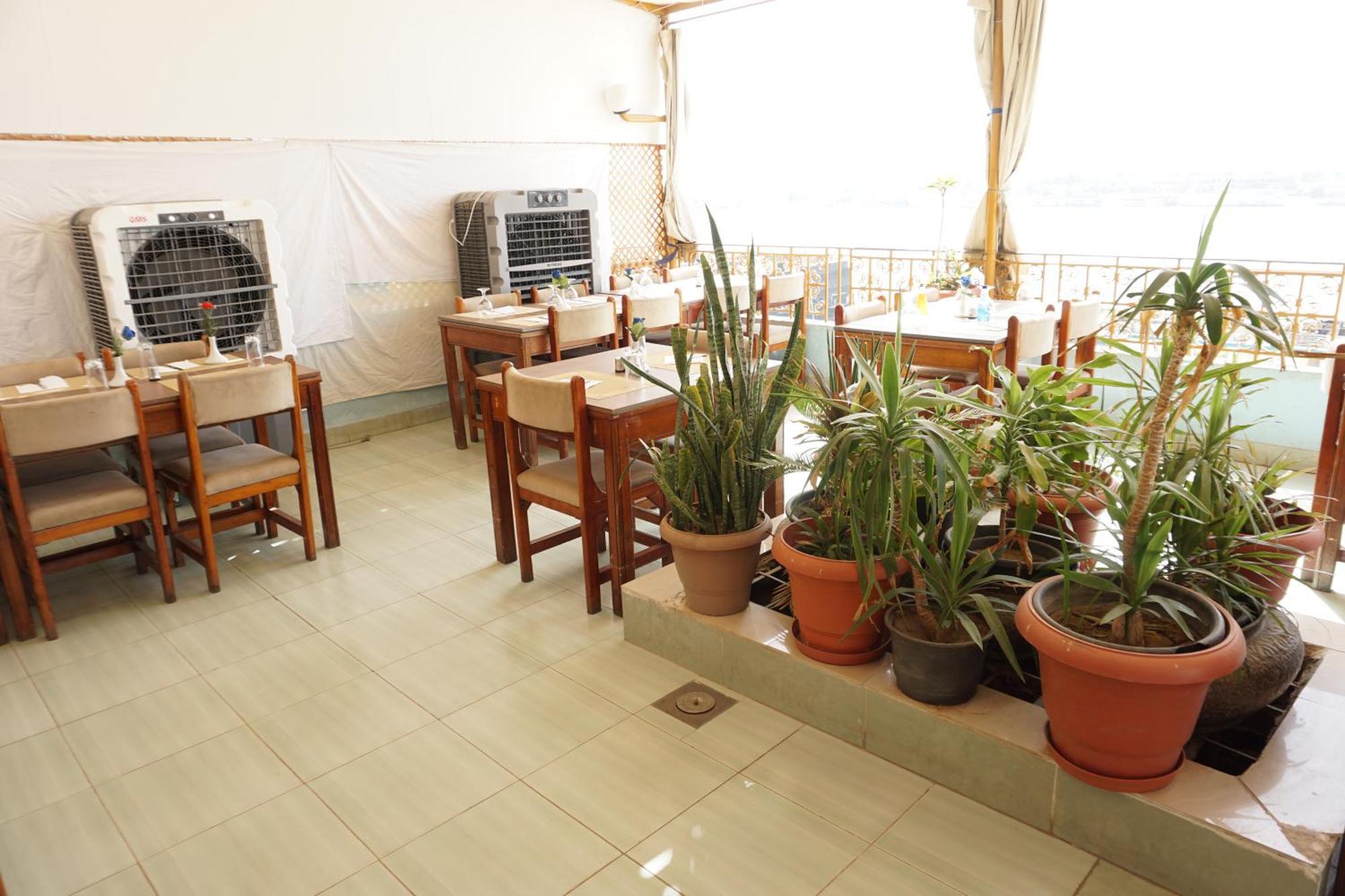 Merry Land Hotel & Roof Top Nile Restaurant Luxor Exterior photo