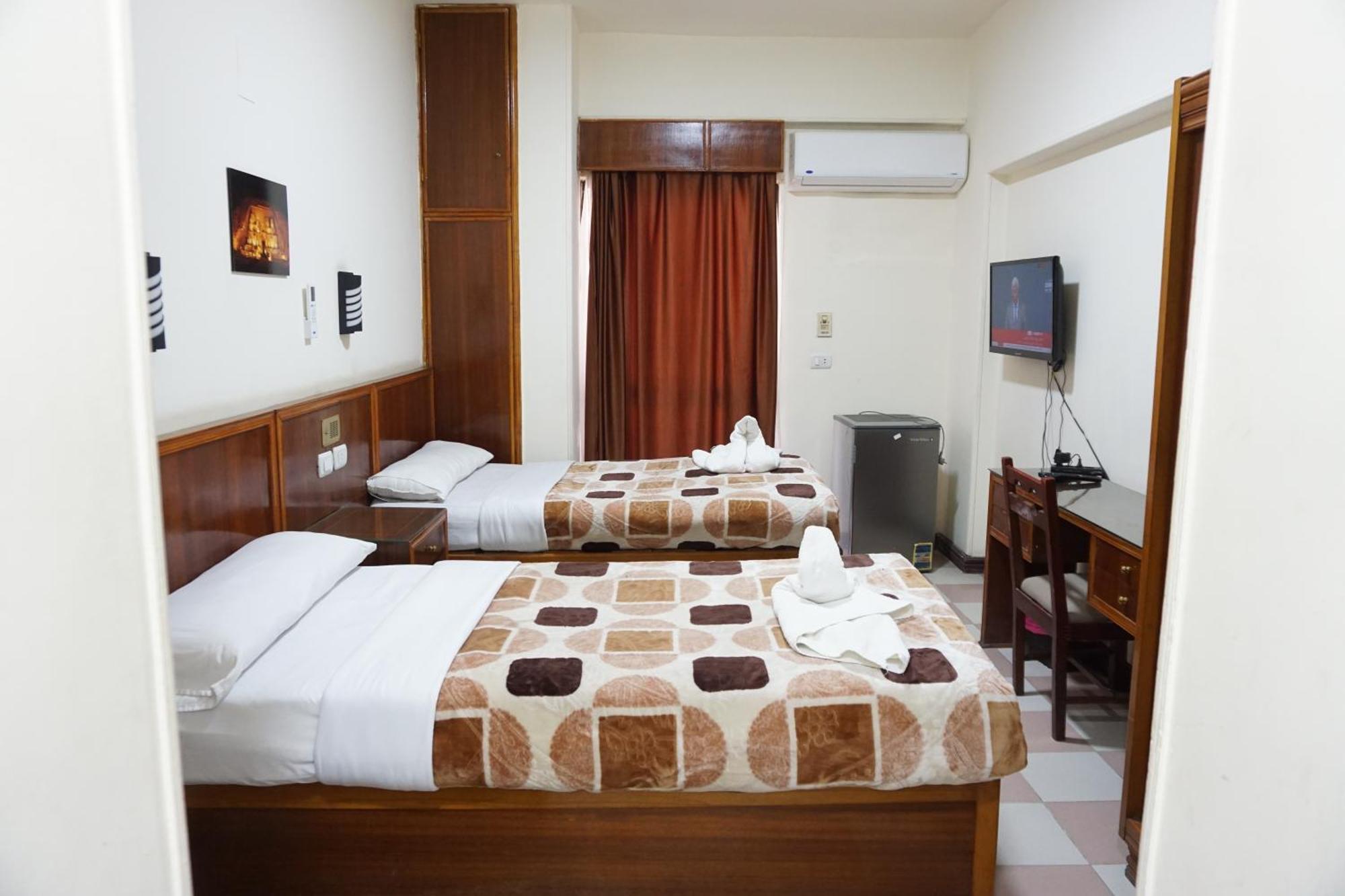 Merry Land Hotel & Roof Top Nile Restaurant Luxor Exterior photo